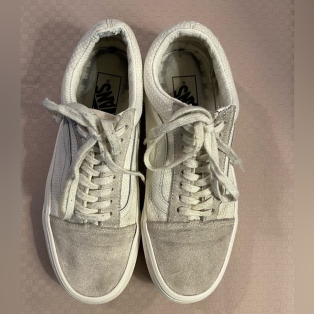 Vans Off the Wall white low top skateboard sneakers. Women’s size 8.5 Men size 7